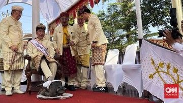 Jokowi menerima gelar Baginda Pemuka Bangsa di Lampung.