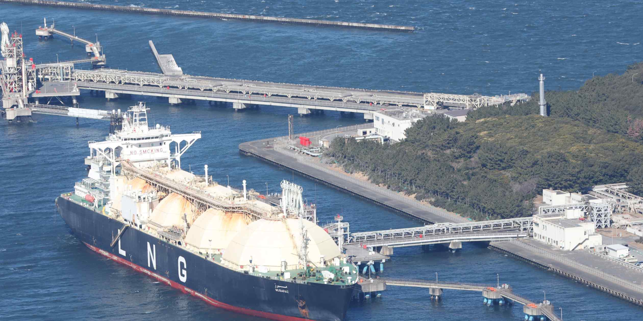Kapal LNG Jepang merapat di terminal pembangkit listrik gas di Futtsu