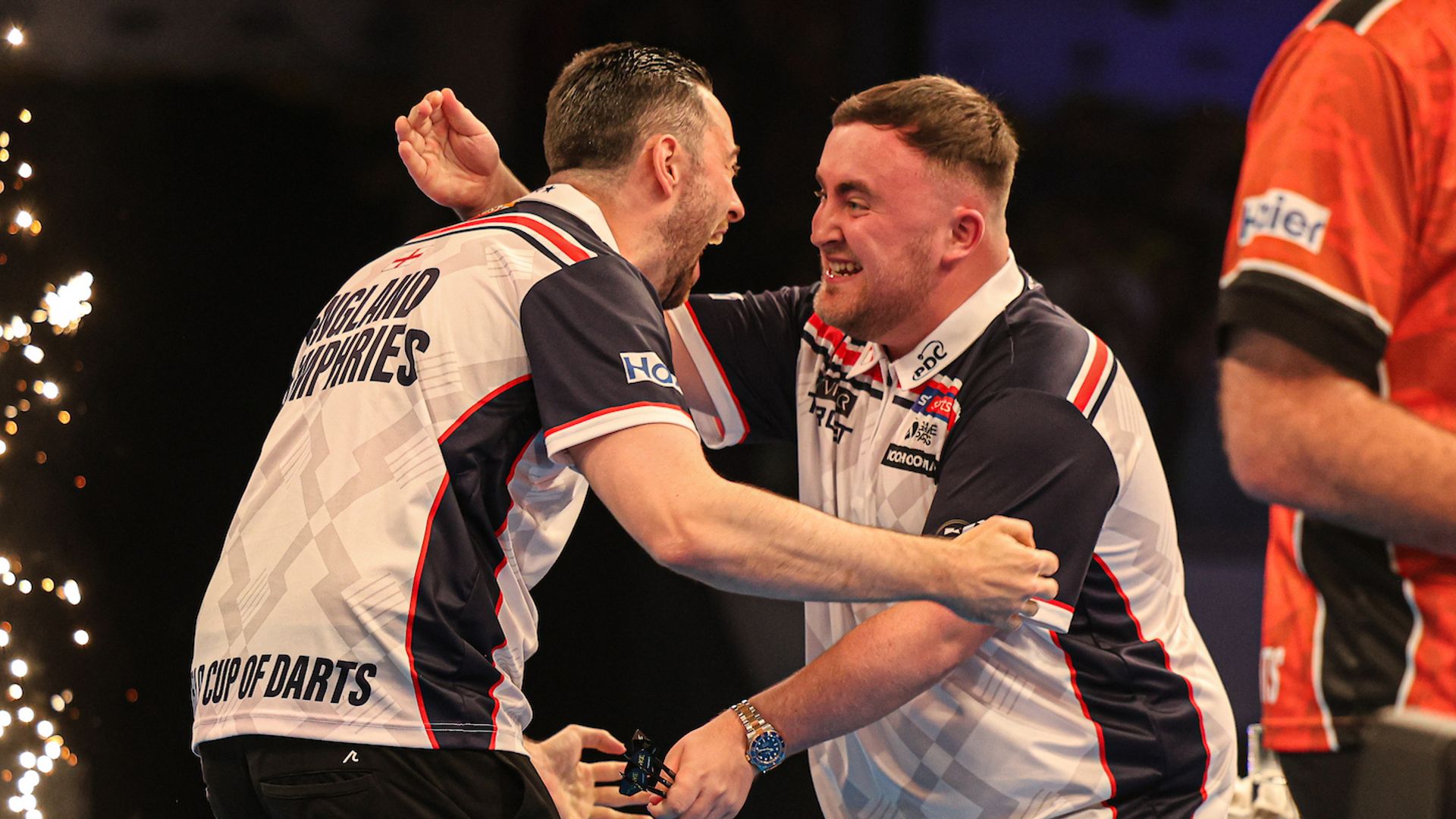 Luke Humphries dan Luke Littler merayakan kemenangan Piala Dunia Darts 2026