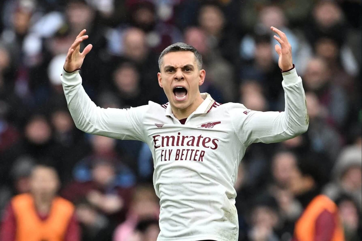 Leandro Trossard saat bermain untuk Arsenal, kemungkinan transfer ke Besiktas